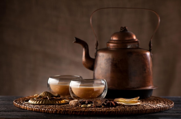 Masala chai con especias y picante