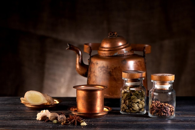 Masala Chai Indischer Tee mit Milch und Gewürzen