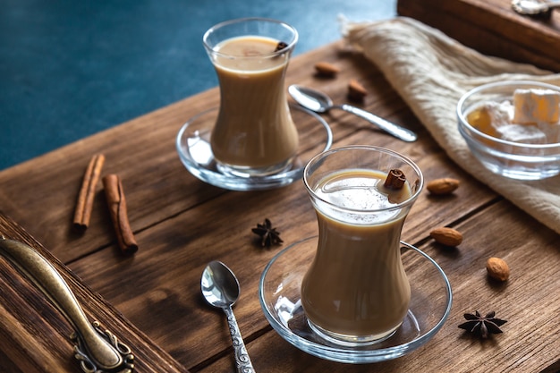 Masala Chai mit Gewürzen in Glasschalen