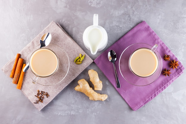 Masala Chai Tee. Traditionelles indisches Getränk - Masala-Tee mit Gewürzen auf grauem Hintergrund.