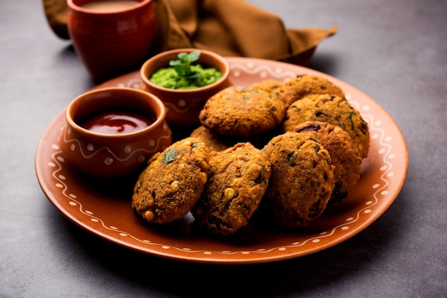 Masala Chana Dal Vada o Parippu o Paruppu Vadai es una receta de bocadillos fritos Tea Time de Maharashtrian y Kerala. servido en un plato