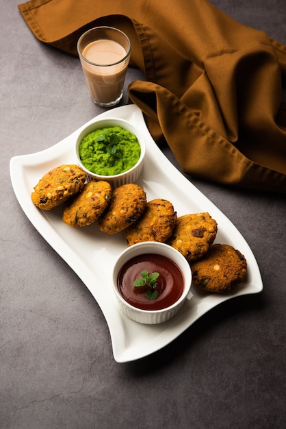 Masala Chana Dal Vada o Parippu o Paruppu Vadai es una receta de bocadillos fritos Tea Time de Maharashtrian y Kerala. servido en un plato