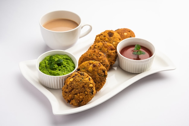 Masala Chana Dal Vada ou Parippu ou Paruppu Vadai é uma receita de lanches fritos na hora do chá de Maharashtrian e Kerala. servido em um prato