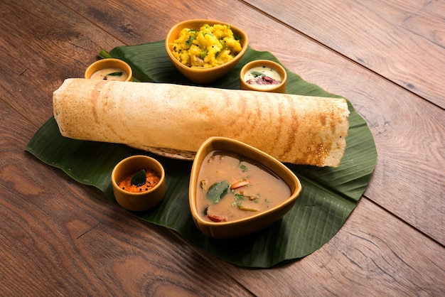 Masala dosa é uma refeição do sul da Índia servida com sambhar e chutney de coco. Foco seletivo