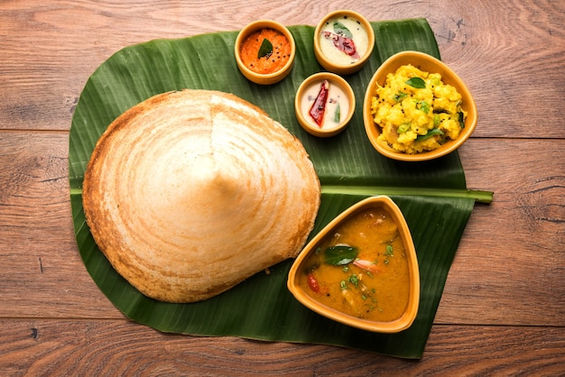 Masala dosa em forma de cone é uma refeição do sul da Índia servida com sambhar e chutney de coco. Foco seletivo