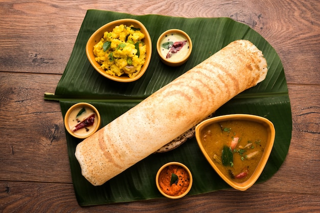 Masala Dosa ist ein südindisches Gericht, das mit Sambhar und Kokos-Chutney serviert wird. Selektiver Fokus