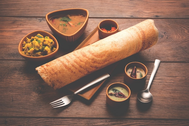 Masala Dosa ist ein südindisches Gericht, das mit Sambhar und Kokos-Chutney serviert wird. Selektiver Fokus