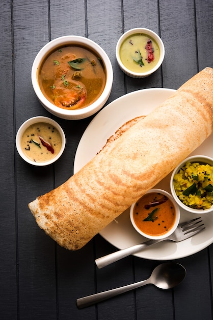 Masala Dosa ist ein südindisches Gericht, das mit Sambhar und Kokos-Chutney serviert wird. Selektiver Fokus