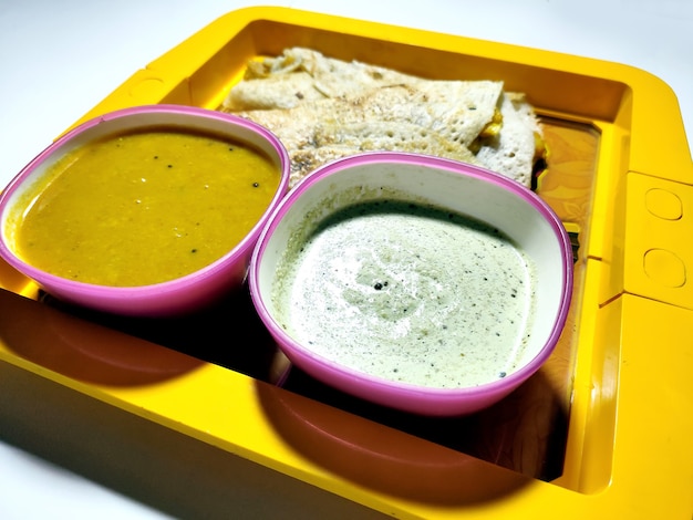 Masala Dosa mit Sambhar und Chutney, sehr berühmtes südindisches Gericht. Ansicht von oben Selektiver Fokus