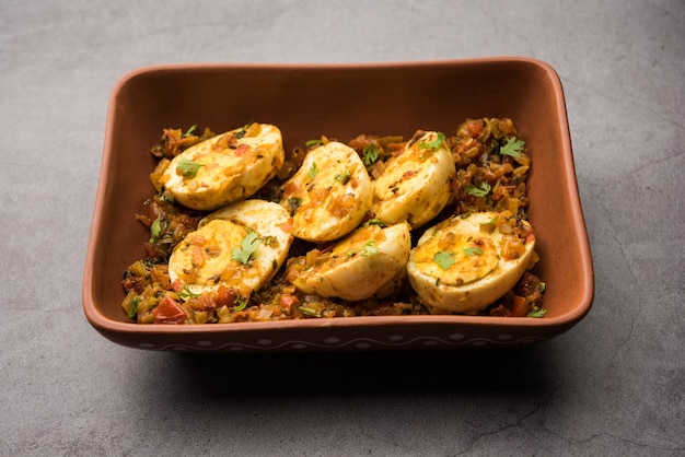 Masala Egg Tawa Fry o ande ki sabzi, servido en un plato. enfoque selectivo