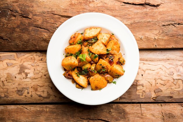 Masala Fried Idlies: refrigerio del sur de la India hecho con sobras y servido con salsa de tomate. enfoque selectivo