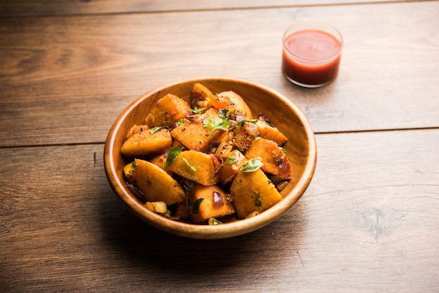 Masala Fried Idlies: refrigerio del sur de la India hecho con sobras y servido con salsa de tomate. enfoque selectivo