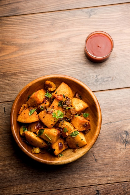 Masala Fried Idlies: refrigerio del sur de la India hecho con sobras y servido con salsa de tomate. enfoque selectivo