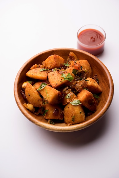 Masala frito idlies - sul da índia snack feito com sobras servido à toa com ketchup de tomate. foco seletivo