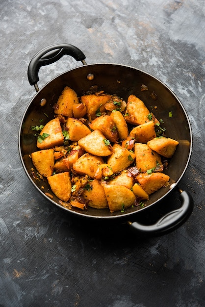 Masala frito Idlies - sul da Índia Snack feito com sobras servido à toa com ketchup de tomate. foco seletivo