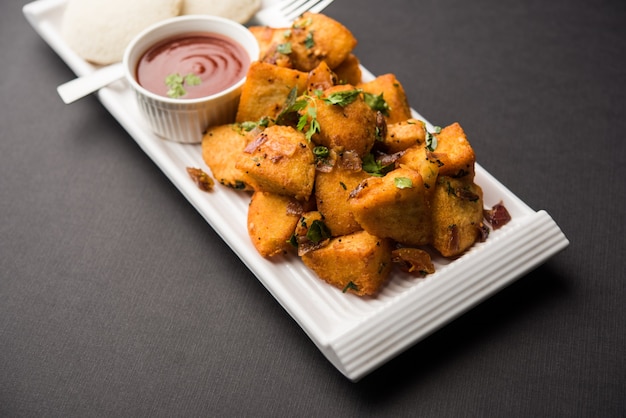 Masala frito Idlies - sul da Índia Snack feito com sobras servido à toa com ketchup de tomate. foco seletivo