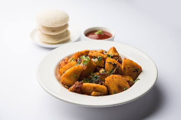 Masala gebratene Idlies - südindischer Snack aus Resten, serviert mit Tomatenketchup. selektiver Fokus