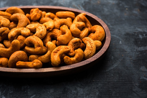 Masala Kaju o anacardo picante en un bol. Aperitivo festivo popular de la India, Asia, también conocido como receta Chakna