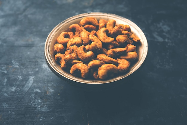 Masala Kaju oder würziger Cashew in einer Schüssel. Beliebter Festival-Snack aus Indien, Asien, auch bekannt als Chakna-Rezept