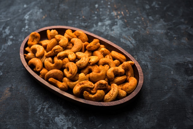 Masala Kaju ou caju picante em uma tigela. Lanche de festival popular da Índia, Ásia, também conhecido como receita Chakna