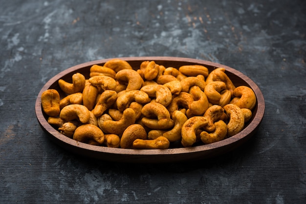 Masala Kaju ou caju picante em uma tigela. Lanche de festival popular da Índia, Ásia, também conhecido como receita Chakna