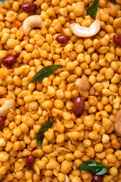 Masala Kara BoondÃ oder Namkeen Bundi mit Cashew, Erdnüssen und Curryblättern, indischer Snack-Mix aus Besan-Mehl