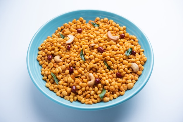 Masala Kara BoondÃ‚Â ou Namkeen Bundi com folhas de caju, amendoim e curry, lanche de mistura indiana feito com farinha de Besan