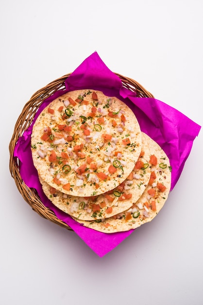 Masala Papad orÃ‚Â papadumÃ‚Â es un delicioso refrigerio indio elaborado con papad asado o frito cubierto con una mezcla de tomate cebolla picante y picante