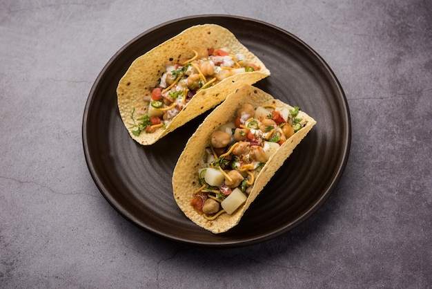 MasalaÃ‚Â Papad TacosÃ‚Â es una receta de aperitivo indio hecha al estilo de taco mexicano