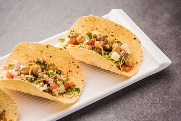 MasalaÃ‚Â Papad TacosÃ‚Â Ã © uma receita de aperitivo indiano feita no estilo do taco mexicano