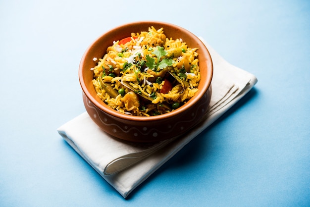 Masala Rice o masale bhat: es un arroz frito con verduras picante o biryani o pulav que se suele hacer durante las bodas en Maharashtra, India.