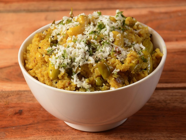 Masala Rice o masale bhat es un biryani de arroz frito vegetal picante o Pulav generalmente hecho durante las ocasiones de boda en Maharashtra India