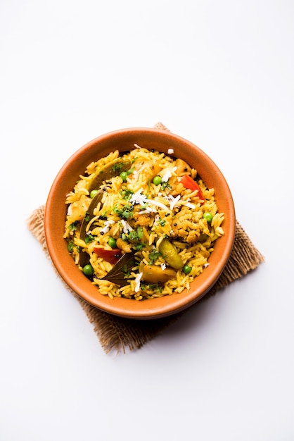 Masala Rice ou masale bhat - é um arroz frito vegetal picante ou biryani ou Pulav geralmente feito durante ocasiões de casamento em maharashtra, Índia