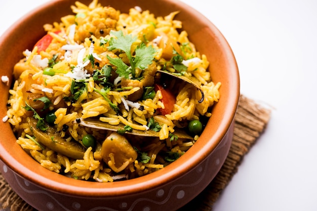 Masala Rice ou masale bhat - é um arroz frito vegetal picante ou biryani ou Pulav geralmente feito durante ocasiões de casamento em maharashtra, Índia