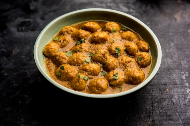 Masala Soya Chunk Curry aus Sojabohnen-Nuggets und Gewürzen - proteinreiches Essen aus Indien