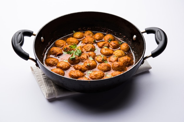 Masala Soya Chunk Curry aus Sojabohnen-Nuggets und Gewürzen - proteinreiches Essen aus Indien