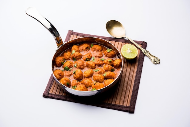 Masala Soya Chunk Curry aus Sojabohnen-Nuggets und Gewürzen - proteinreiches Essen aus Indien