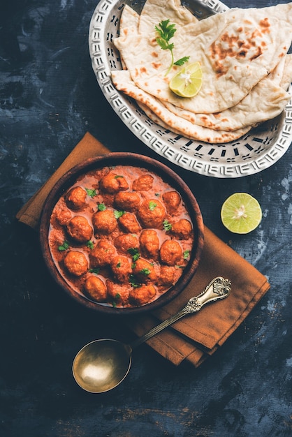 Masala Soya Chunk Curry aus Sojabohnen-Nuggets und Gewürzen - proteinreiches Essen aus Indien