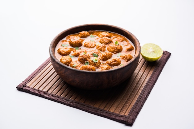 Masala Soya Chunk Curry elaborado con pepitas de soja y especias: alimento rico en proteínas de la India