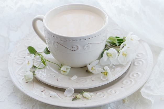 Masala Tee Chai Latte hausgemachte traditionelle indische süße Milch mit Gewürzen Getränk in Porzellantasse auf Holztischwand