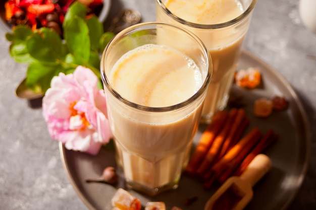 Masala Tee Chai mit Milch und Gewürzen.