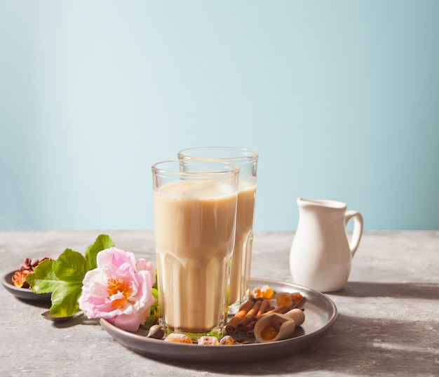 Masala Tee Chai mit Milch und Gewürzen.