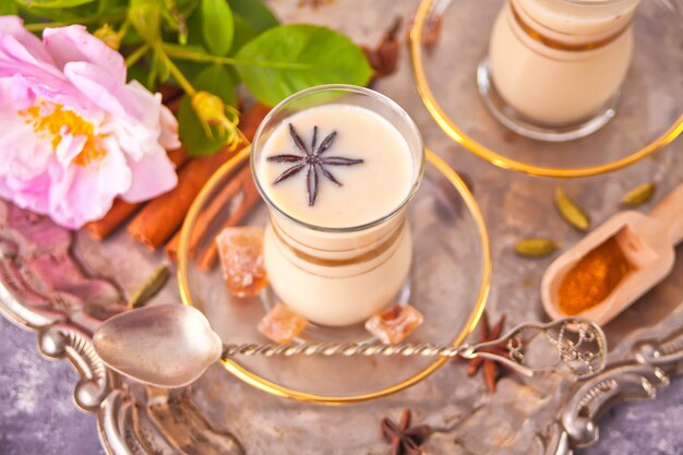 Masala Tee Chai mit Milch und Gewürzen.