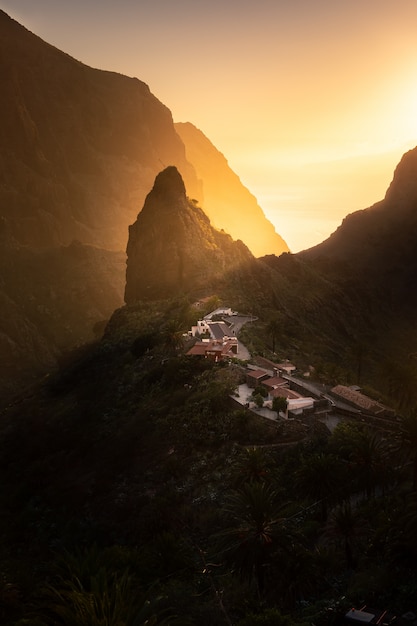 Masca ciudad en el are de los acantilados de Los Gigantes en el sur de Tenerife, Islas Canarias, España.