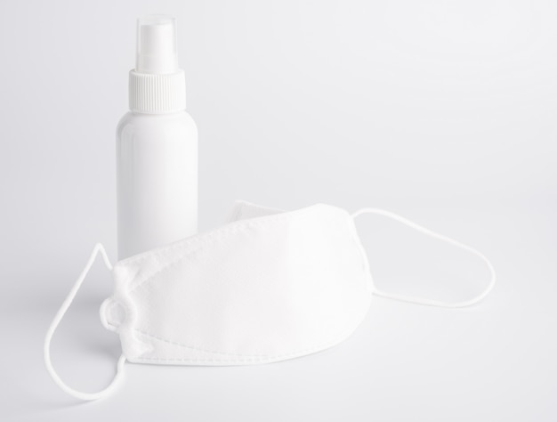 Máscara branca para usar proteção contra germes e álcool gel ou spray de desinfetante para as mãos para lavar as mãos para proteger do conjunto corona cirus