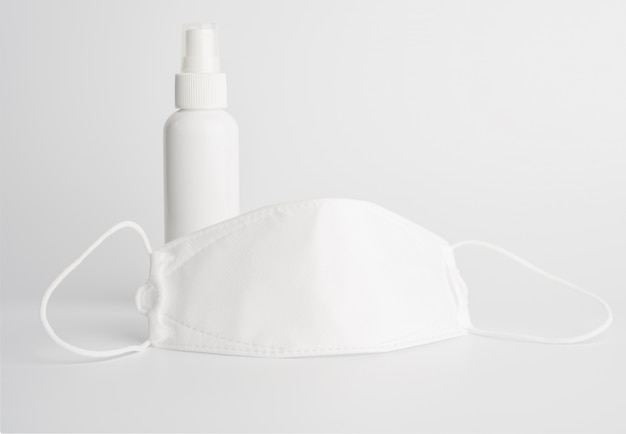 Máscara branca para usar proteção contra germes e álcool gel ou spray de desinfetante para as mãos para lavar as mãos para proteger do conjunto corona cirus