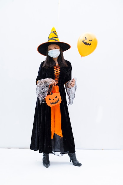 Foto máscara de bruja de halloween con calabaza sobre fondo blanco, feliz wicth.