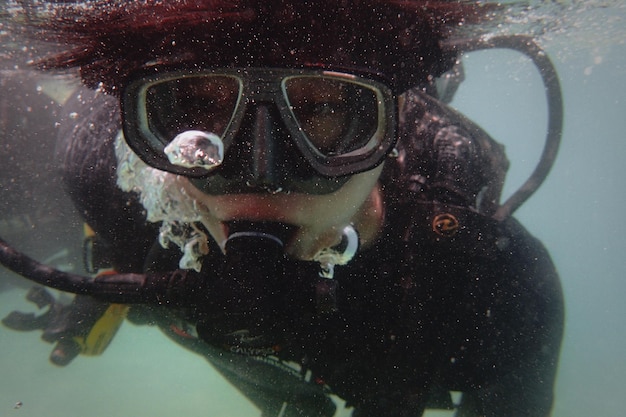 Foto máscara de buceo en el mar