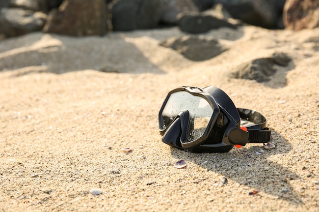 máscara de buceo negra en la arena