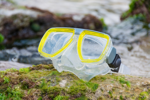 Máscara de buceo en las rocas.